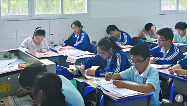 &Aacute;m ảnh kinh ho&agrave;ng của học sinh: Mẹ trực thăng ngồi học c&ugrave;ng con 3000 tiết để thấy sự thay đổi trong th&aacute;i độ l&agrave;m b&agrave;i tập về nh&agrave; - Ảnh 1.
