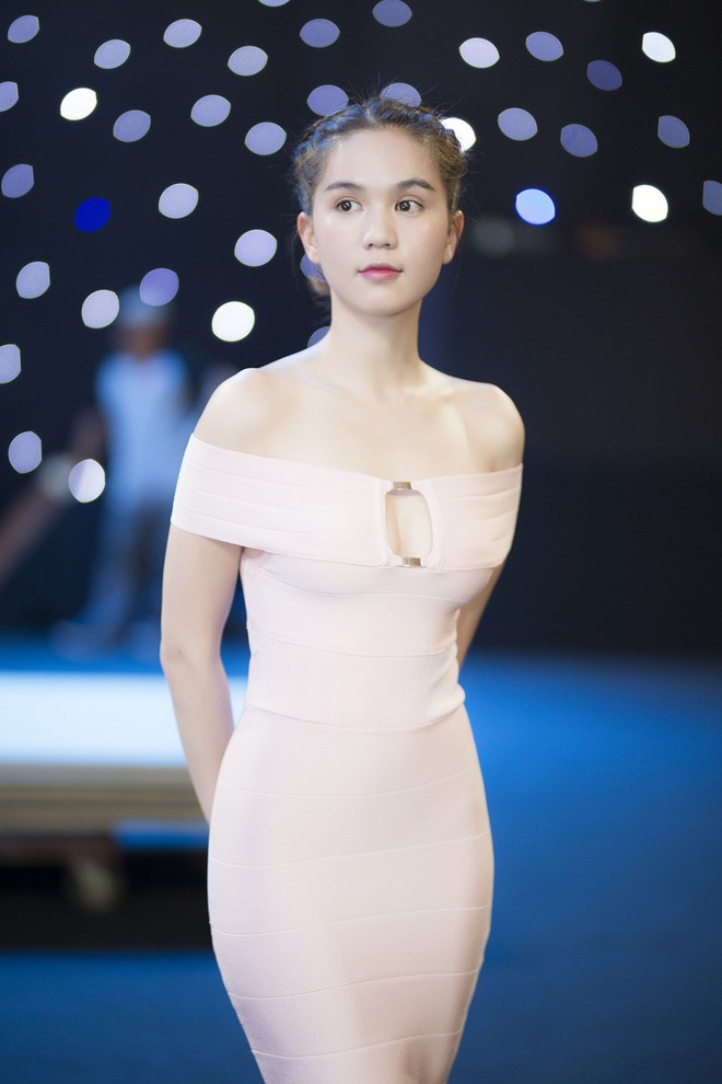 Ngọc Trinh v&agrave; Hương Giang mải miết tập catwalk tr&ecirc;n đ&ocirc;i gi&agrave;y cao 20cm cho show của NTK Đỗ Long - Ảnh 1.