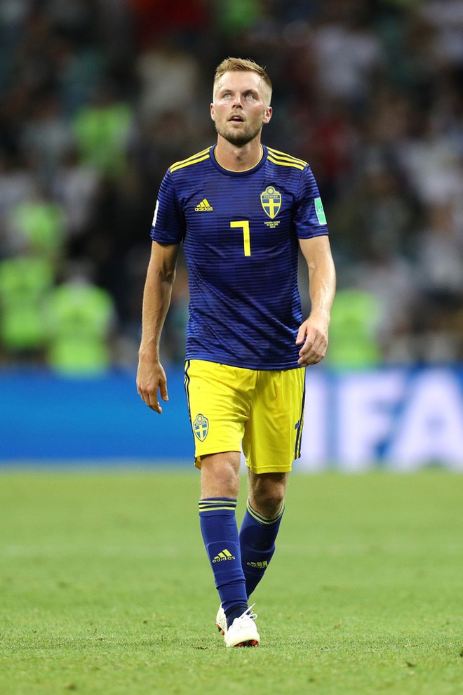 Cầu thủ Thụy Điển khóc nghẹn sau bàn thua đau phút bù giờ - Ảnh 3.
