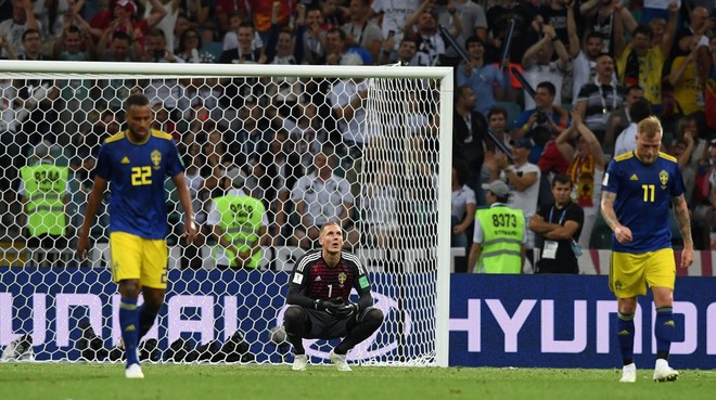 Cầu thủ Thụy Điển kh&oacute;c nghẹn sau b&agrave;n thua đau ph&uacute;t b&ugrave; giờ - Ảnh 9.