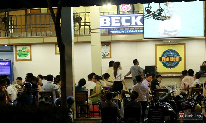Dân nhậu ở Sài Gòn thức trắng đêm xem World Cup 2018 trên phố nhậu Phạm Văn Đồng - Ảnh 4.