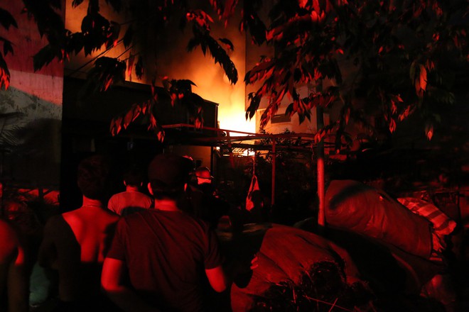 Hà Nội: Xưởng nhựa bất ngờ bốc cháy dữ dội trong đêm - Ảnh 3.