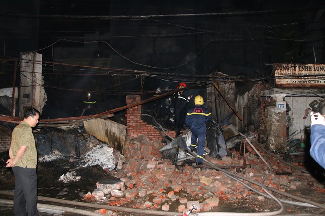 Hà Nội: Xưởng nhựa bất ngờ bốc cháy dữ dội trong đêm - Ảnh 9.