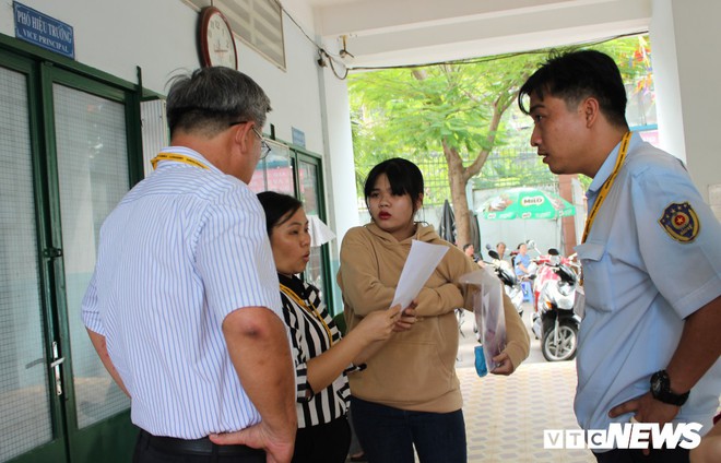 TP.HCM: Hội đồng thi thay nhau chất vấn th&iacute; sinh qu&ecirc;n mang giấy tờ - Ảnh 4.