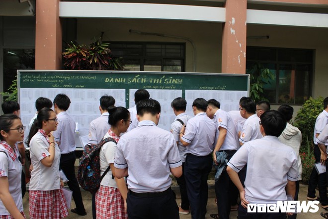 TP.HCM: Hội đồng thi thay nhau chất vấn th&iacute; sinh qu&ecirc;n mang giấy tờ - Ảnh 6.