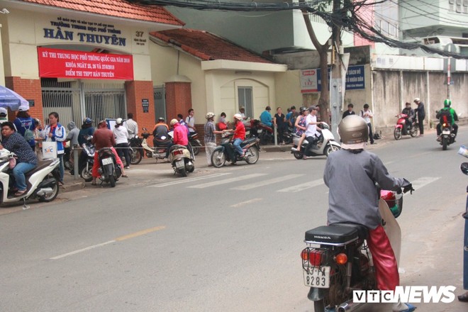 TP.HCM: Hội đồng thi thay nhau chất vấn th&iacute; sinh qu&ecirc;n mang giấy tờ - Ảnh 9.