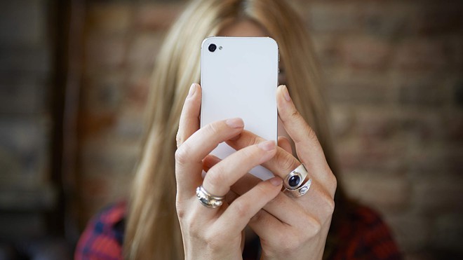 Kh&ocirc;ng muốn gia nhập hội đeo k&iacute;nh cận th&igrave; giới trẻ cần từ bỏ ngay 5 th&oacute;i quen n&agrave;y - Ảnh 1.