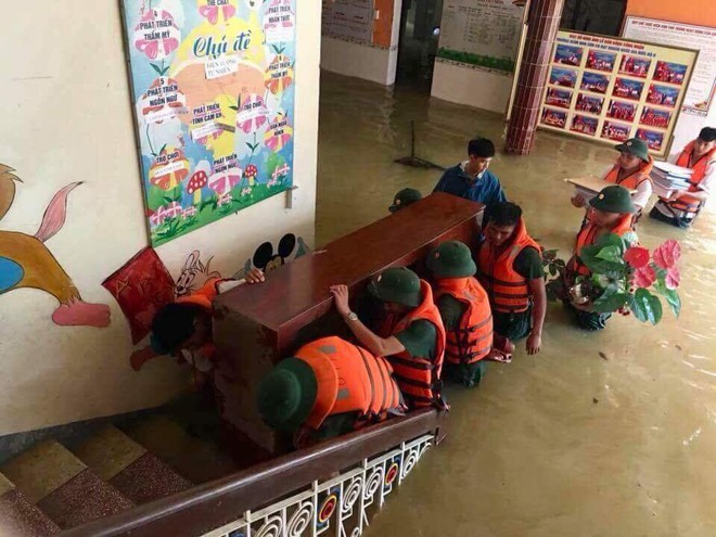 Mưa lũ kinh hoàng ở Hà Giang qua lời kể người chứng kiến: Họ khóc trong vô vọng, gọi tên người thân, dầm mình trong mưa để đưa thi thể nạn nhân lên - Ảnh 6.