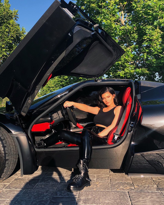 Kylie Jenner vừa chất chơi vừa sang chảnh, khoe si&ecirc;u xe v&agrave; BST t&uacute;i x&aacute;ch c&oacute; gi&aacute; ngang ngửa biệt thự - Ảnh 2.