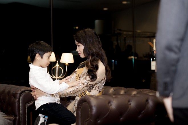 Chồng và con trai chính là động lực giúp Dương Thùy Linh đăng quang Hoa hậu Phụ nữ Toàn thế giới 2018 - Ảnh 4.