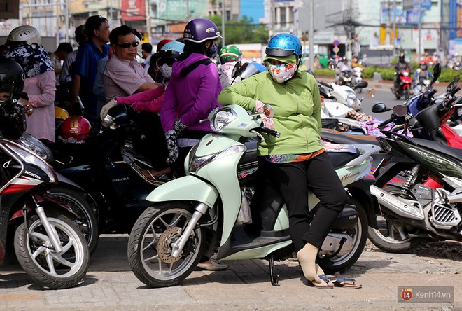 Nắng nóng khiến mồ hôi rơi lã chã nhưng bao cha mẹ vẫn đứng ngoài cổng chờ chỉ với mong muốn giản đơn: Mong con có động lực làm bài thi thật tốt - Ảnh 13.