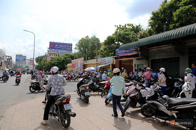 Nắng nóng khiến mồ hôi rơi lã chã nhưng bao cha mẹ vẫn đứng ngoài cổng chờ chỉ với mong muốn giản đơn: Mong con có động lực làm bài thi thật tốt - Ảnh 9.