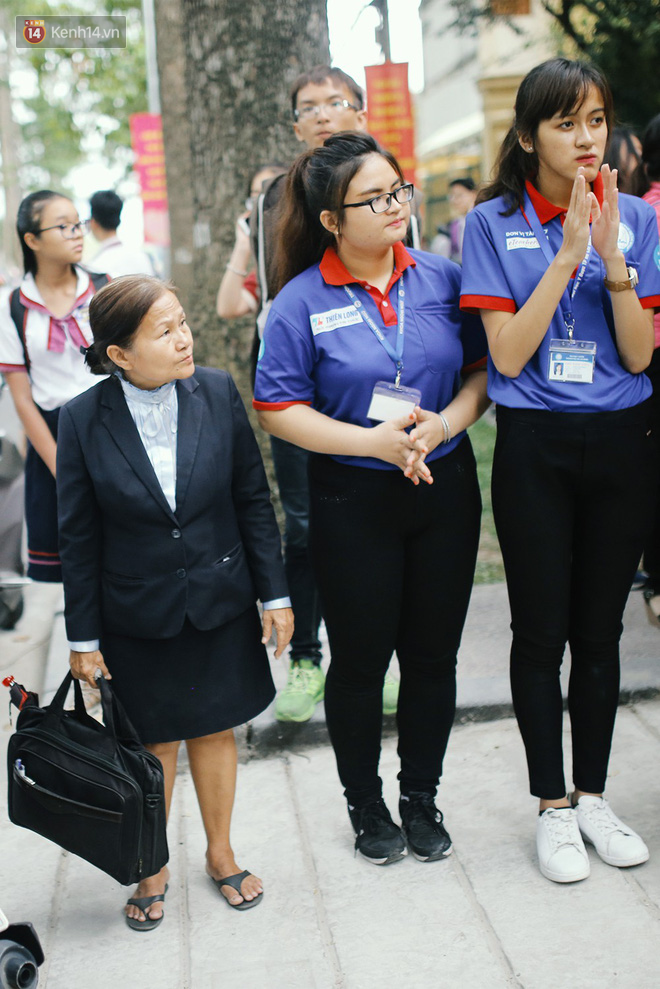 Có một cô giáo 67 tuổi mặc vest mang dép lê, 10 năm đứng chờ sĩ tử Sài Gòn: Không lập gia đình, cưng học sinh như con - Ảnh 4.