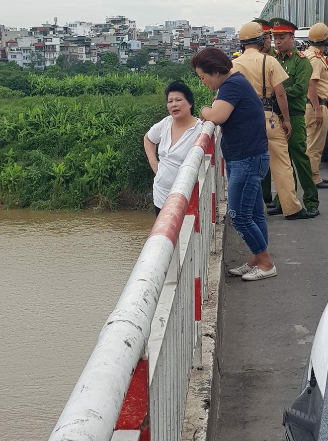 H&agrave; Nội: Một người phụ nữ bất ngờ tr&egrave;o ra ngo&agrave;i th&agrave;nh cầu Chương Dương đứng - Ảnh 2.
