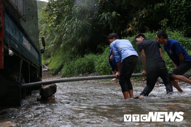 Ảnh: Sạt lở kinh hoàng ở Lào Cai, dân gồng mình đẩy ô tô trong dòng nước lũ - Ảnh 6.