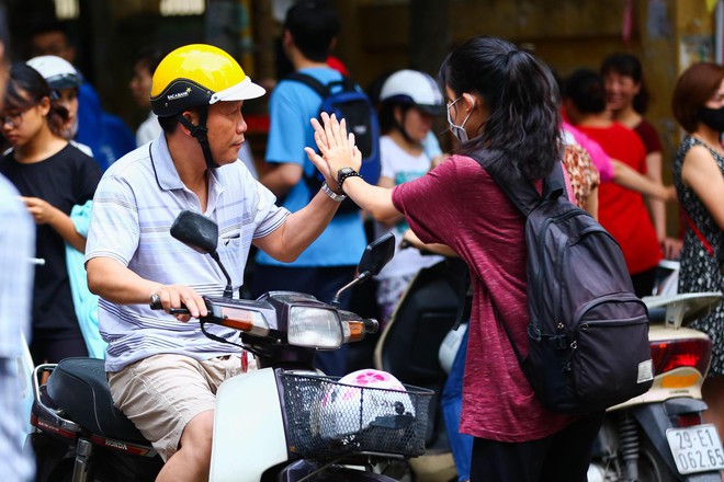 Con ơi, bố ở đ&acirc;y: Bức ảnh &ocirc;ng bố vượt l&ecirc;n biển người đ&oacute;n con trong ng&agrave;y thi khiến nhiều người x&uacute;c động - Ảnh 1.