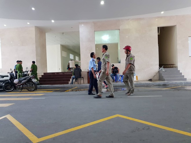 Mặc người y&ecirc;u quỳ lạy chắp tay cầu xin, g&atilde; thanh ni&ecirc;n vẫn d&ugrave;ng dao đ&acirc;m khiến quản l&yacute; chung cư tử vong, c&ocirc; g&aacute;i bị thương nặng - Ảnh 1.
