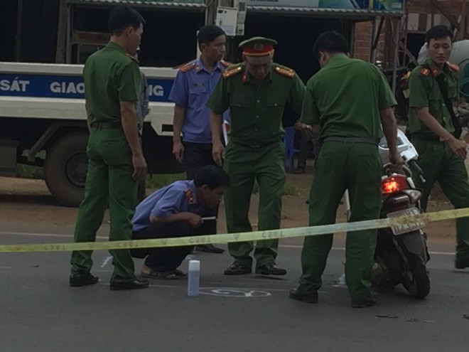 Chở con đi thi THPT quốc gia, mẹ bị ô tô tông nguy kịch - Ảnh 2.