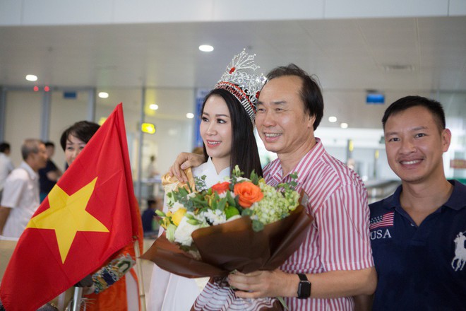 Trở về nước sau khi đăng quang Mrs Worldwide 2018, Dương Thùy Linh xúc động trong vòng tay người thân - Ảnh 4.
