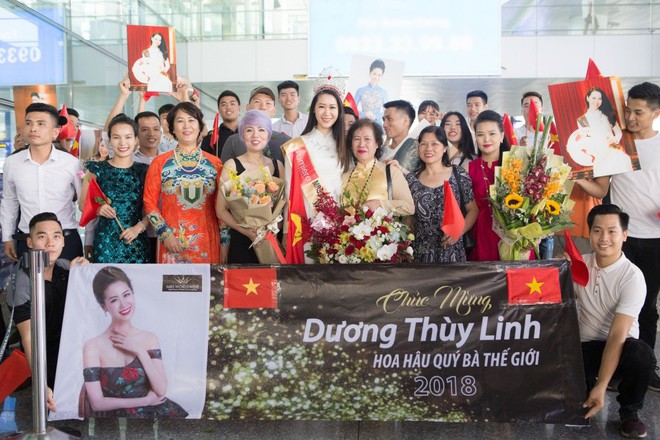 Trở về nước sau khi đăng quang Mrs Worldwide 2018, Dương Thùy Linh xúc động trong vòng tay người thân - Ảnh 7.