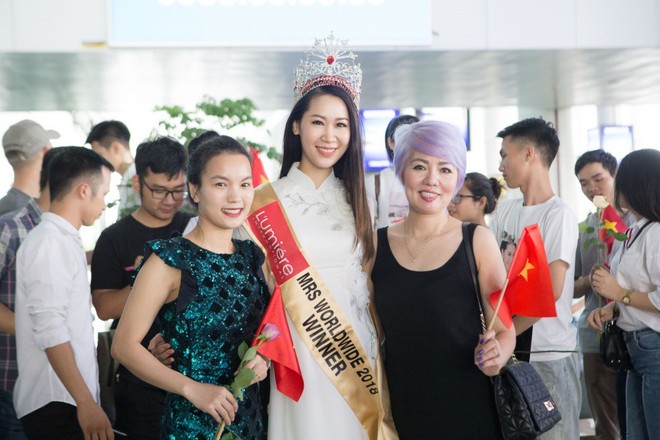 Trở về nước sau khi đăng quang Mrs Worldwide 2018, Dương Thùy Linh xúc động trong vòng tay người thân - Ảnh 6.
