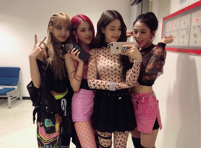 &ldquo;Nhỡ dại&rdquo; mặc v&aacute;y giống Jennie (Black Pink), th&agrave;nh vi&ecirc;n (G)I-DIE trở th&agrave;nh trọng t&acirc;m c&ocirc;ng k&iacute;ch của fan - Ảnh 1.
