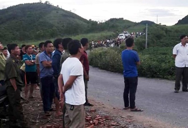 Nghệ An: Cột đường d&acirc;y viễn th&ocirc;ng đang dựng bị đổ v&agrave;o đường d&acirc;y điện, 4 người bị giật tử vong - Ảnh 1.