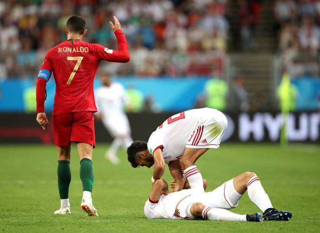 Tranh cãi gay gắt quanh tình huống Ronaldo thoát thẻ đỏ trực tiếp nhờ VAR - Ảnh 1.