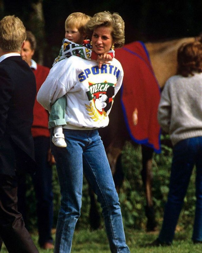Những tấm ảnh &iacute;t người biết tới: Ho&agrave;ng tử Harry nắm tay Victoria Beckham, Michael Jackson rửa b&aacute;t c&ugrave;ng Paul McCartney - Ảnh 2.