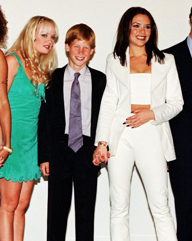 Những tấm ảnh &iacute;t người biết tới: Ho&agrave;ng tử Harry nắm tay Victoria Beckham, Michael Jackson rửa b&aacute;t c&ugrave;ng Paul McCartney - Ảnh 19.