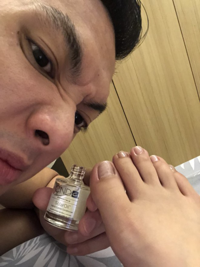 Lộ diện bạn trai xuất sắc nhất 2018: Người y&ecirc;u bất tỉnh v&igrave; say xỉn, anh ch&agrave;ng vẫn thực hiện đủ c&aacute;c bước dưỡng da gi&uacute;p c&ocirc; - Ảnh 7.