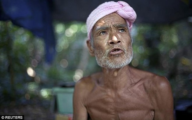 Cuộc sống trên hoang đảo không mảnh vải che thân của cụ ông 82 tuổi - Ảnh 2.