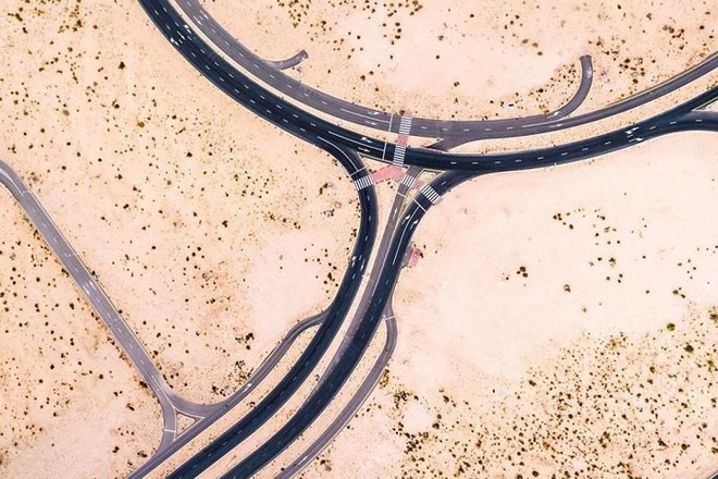 Ngỡ ng&agrave;ng trước cảnh c&aacute;c con đường UAE ngập ch&igrave;m trong c&aacute;t sa mạc - Ảnh 12.