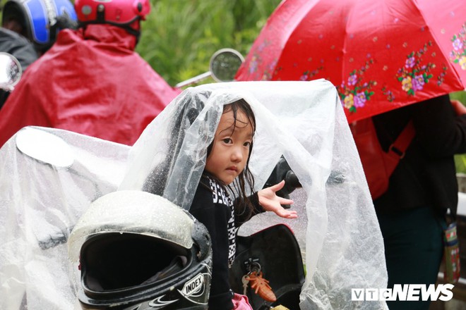 Ảnh: Sạt lở khủng khiếp ở Lai Châu, người dân dầm mưa chờ được về nhà - Ảnh 13.