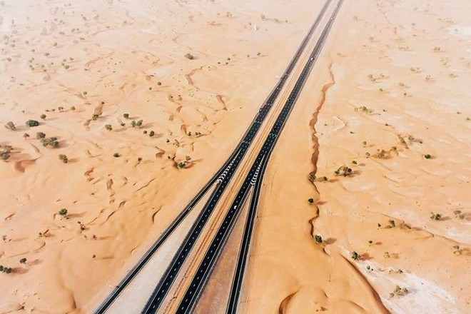 Ngỡ ngàng trước cảnh các con đường UAE ngập chìm trong cát sa mạc - Ảnh 14.