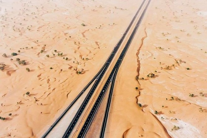 Ngỡ ng&agrave;ng trước cảnh c&aacute;c con đường UAE ngập ch&igrave;m trong c&aacute;t sa mạc - Ảnh 14.