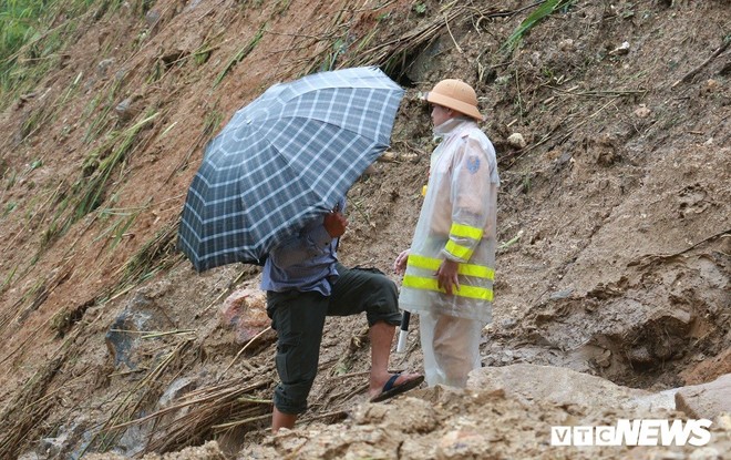 Ảnh: Sạt lở khủng khiếp ở Lai Châu, người dân dầm mưa chờ được về nhà - Ảnh 4.