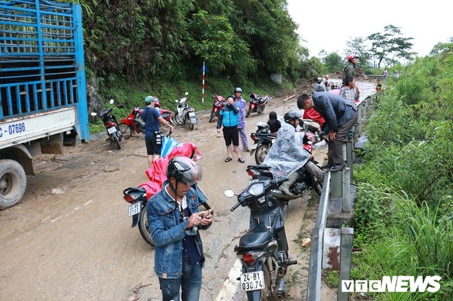 Ảnh: Sạt lở khủng khiếp ở Lai Châu, người dân dầm mưa chờ được về nhà - Ảnh 5.