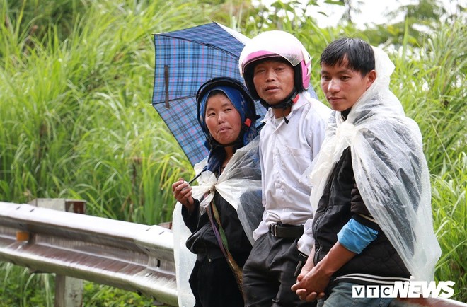 Ảnh: Sạt lở khủng khiếp ở Lai Châu, người dân dầm mưa chờ được về nhà - Ảnh 6.