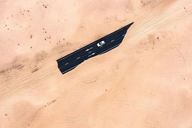 Ngỡ ng&agrave;ng trước cảnh c&aacute;c con đường UAE ngập ch&igrave;m trong c&aacute;t sa mạc - Ảnh 7.