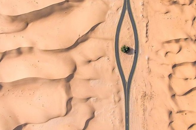 Ngỡ ng&agrave;ng trước cảnh c&aacute;c con đường UAE ngập ch&igrave;m trong c&aacute;t sa mạc - Ảnh 8.