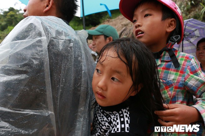 Ảnh: Sạt lở khủng khiếp ở Lai Châu, người dân dầm mưa chờ được về nhà - Ảnh 8.
