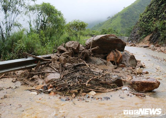 Chồng bị lũ cuốn đi trước mặt vợ ở Lai Châu: Bao giờ mới tìm được chồng cháu các bác ơi? - Ảnh 8.