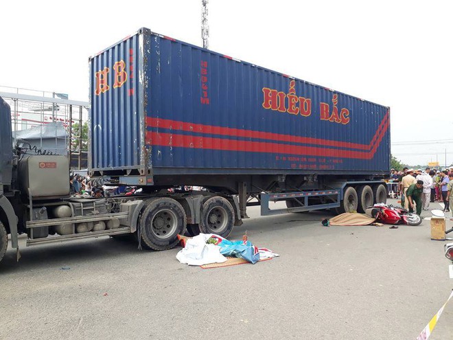 Cảnh tượng con g&aacute;i kh&oacute;c ngất b&ecirc;n cạnh thi thể cha mẹ tử vong v&igrave; tai nạn khiến nhiều người x&oacute;t xa - Ảnh 1.