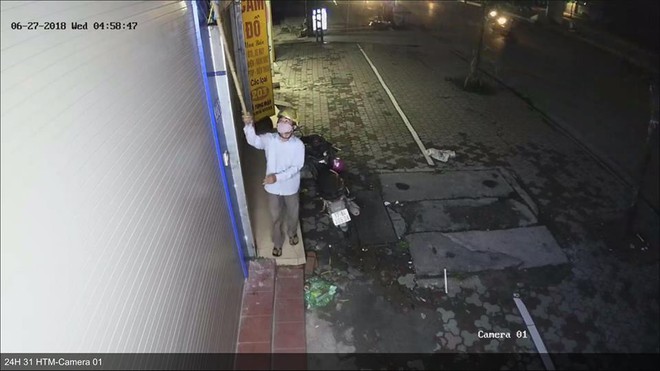 Hà Nội: Sáng sớm cầm que đi khều trộm camera an ninh, thanh niên bị chủ nhà đăng clip lên MXH dằn mặt - Ảnh 2.