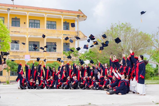 Chàng trai chụp kỉ yếu bố mẹ họp lớp 30 năm: hoá ra phụ huynh cũng có lúc nghịch ngợm đến vậy! - Ảnh 7.