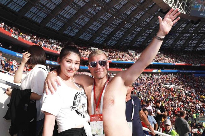 Đi xem World Cup, Kim Kardashian Trung Quốc bị fan ngoại quốc sấn sổ suýt đụng chạm vòng 1 - Ảnh 4.