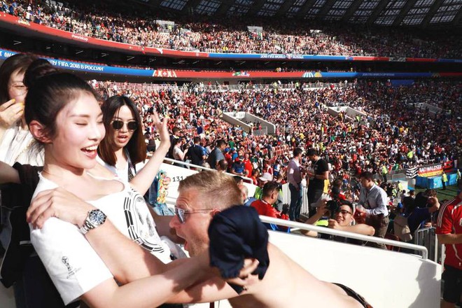 Đi xem World Cup, Kim Kardashian Trung Quốc bị fan ngoại quốc sấn sổ suýt đụng chạm vòng 1 - Ảnh 5.