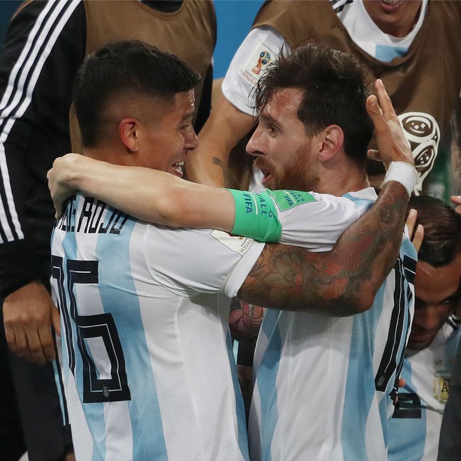 Khi Argentina kh&ocirc;ng c&ograve;n l&agrave; đội b&oacute;ng 1 người, tất cả c&ugrave;ng ch&aacute;y với Messi - Ảnh 5.