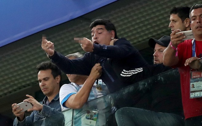 Trước khi nhập viện khẩn, Maradona gây phẫn nộ vì giơ ngón tay thối ăn mừng - Ảnh 2.
